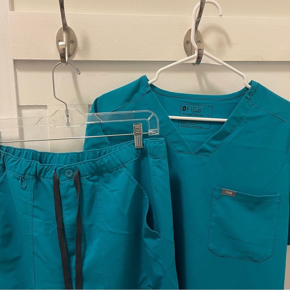 Men’s figs scrub set size medium, color teal blue.